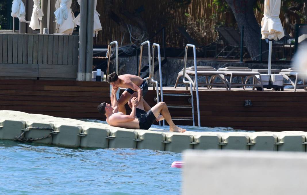 Fenerbahçeli yıldız Bodrum'da arkadaşıyla güreşti 5